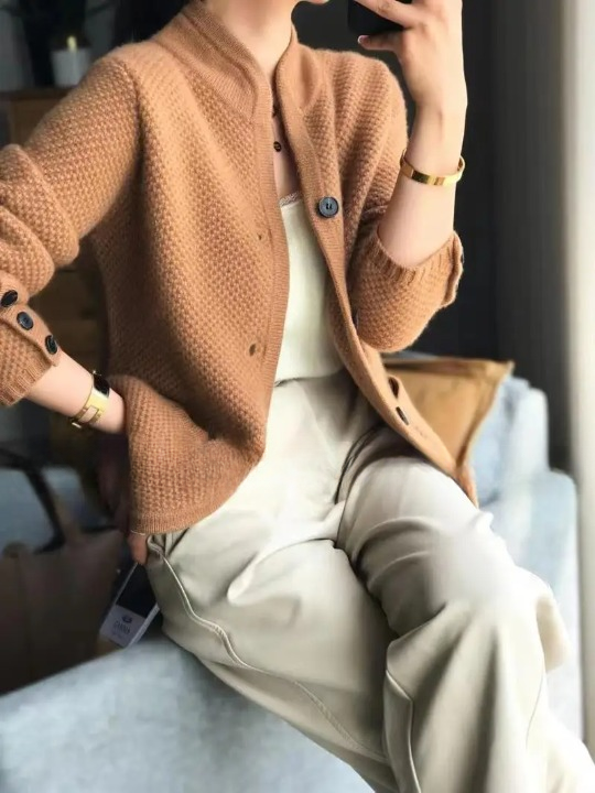Women's Button-Front Knit Cardigan with Long Sleeves and Pockets