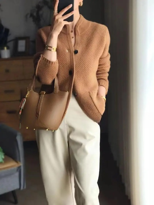 Women's Button-Front Knit Cardigan with Long Sleeves and Pockets